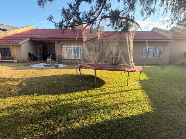 3 Bedroom House For Sale in Clubview