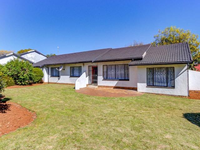 3 Bedroom House For Sale in Crystal Park