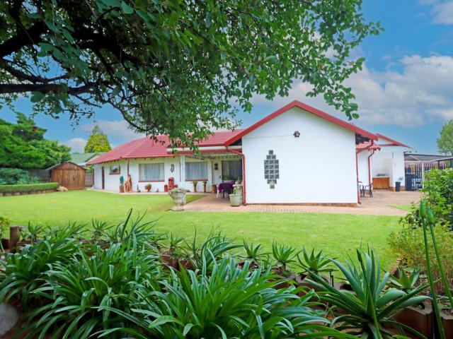 3 Bedroom House For Sale in Crystal Park