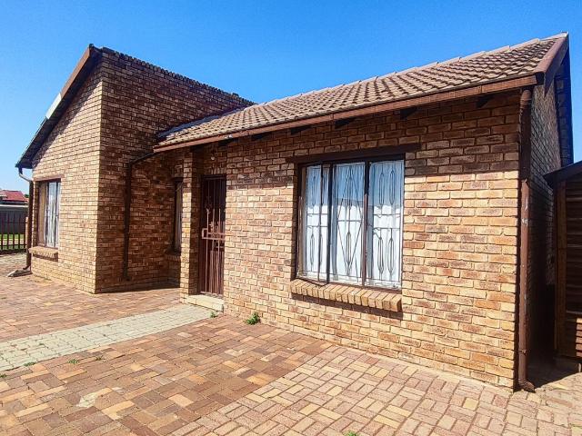 3 Bedroom House For Sale in Crystal Park