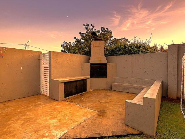 3 Bedroom House For Sale in Craighall Park