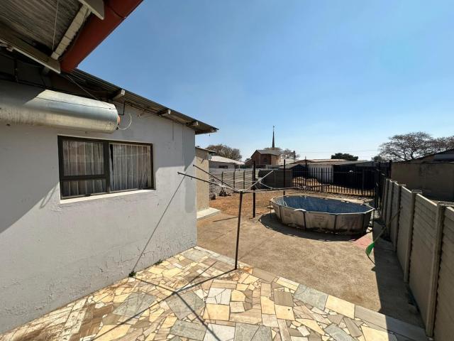3 Bedroom House For Sale in Crown Gardens