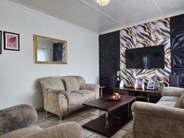 3 Bedroom House For Sale in Crown Gardens