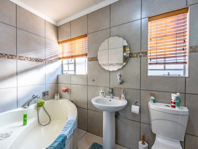 3 Bedroom House For Sale in Amberfield Glen