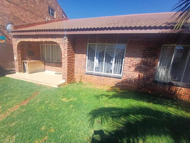3 Bedroom House For Sale in Adamayview