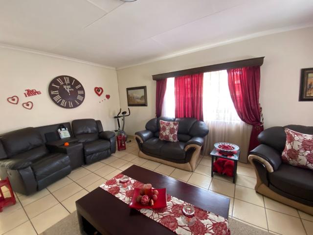 3 Bedroom House For Sale in Aerorand