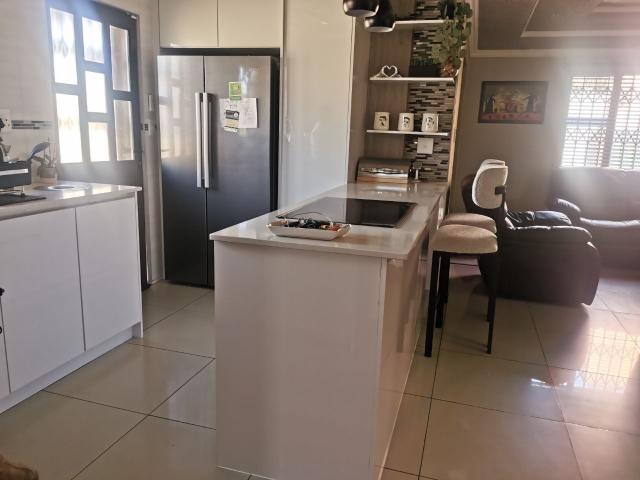 3 Bedroom House For Sale in Aeroton
