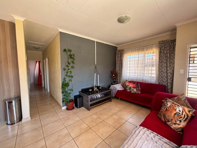 3 Bedroom House For Sale in Azaadville Gardens