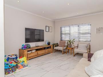 3 Bedroom House For Sale in Bothasig