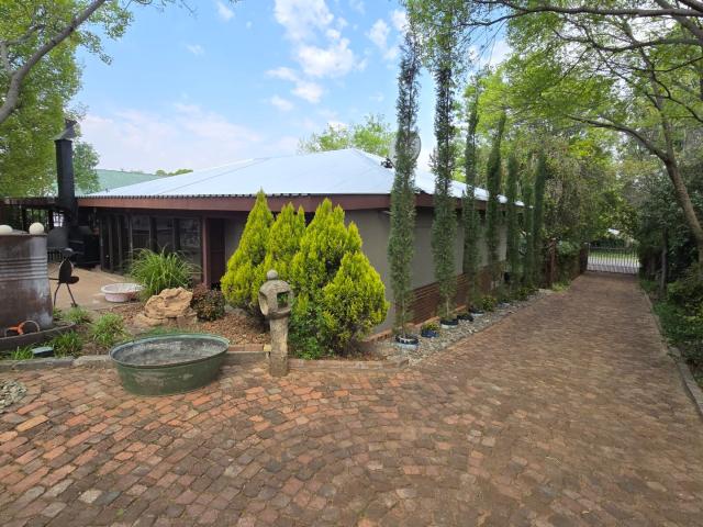 3 Bedroom House For Sale in Bayswater