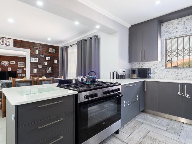 3 Bedroom House For Sale in Bassonia