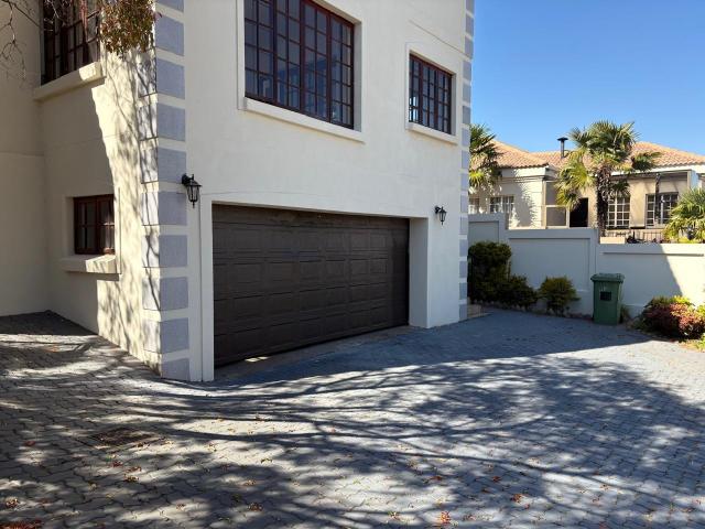 3 Bedroom House For Sale in Bassonia Rock