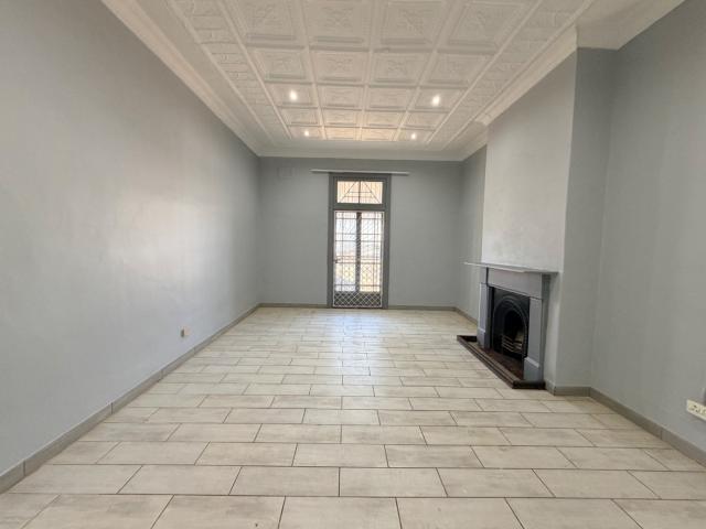 3 Bedroom House For Sale in Beaconsfield