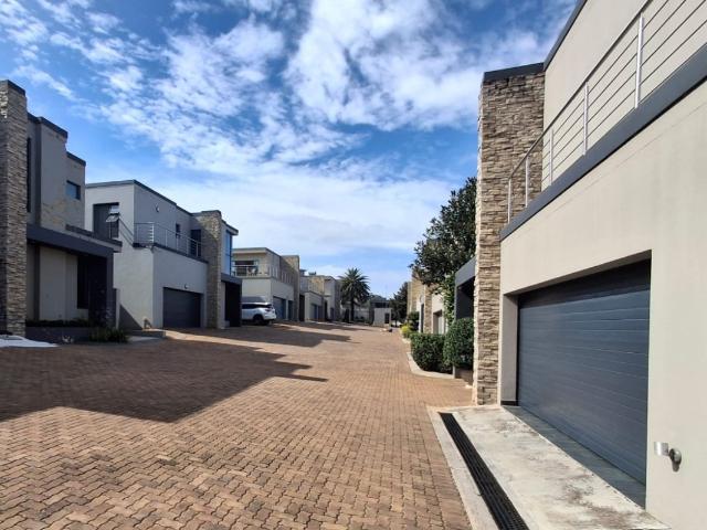3 Bedroom House For Sale in Bedfordview