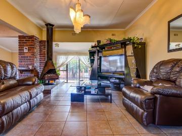 3 Bedroom House For Sale in Birchleigh North