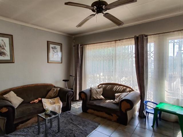 3 Bedroom House For Sale in Birchleigh North