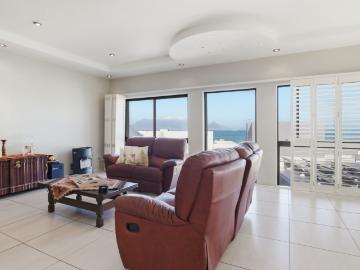 3 Bedroom House For Sale in Bloubergstrand