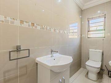 3 Bedroom House For Sale in Bryanston East