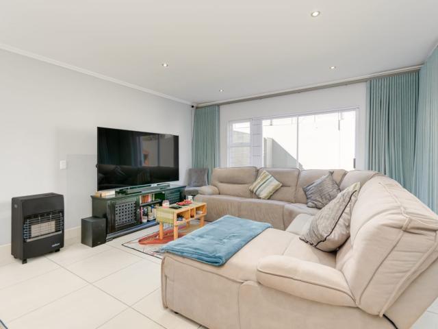 3 Bedroom House For Sale in Bryanston West