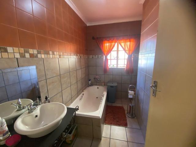 3 Bedroom House For Sale in Brackendowns