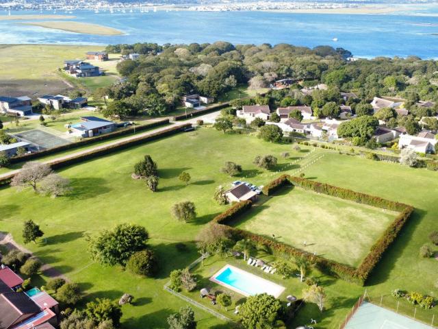 3 Bedroom House For Sale in Brenton On Lake