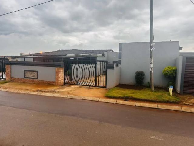 3 Bedroom House For Sale in Buhle Park