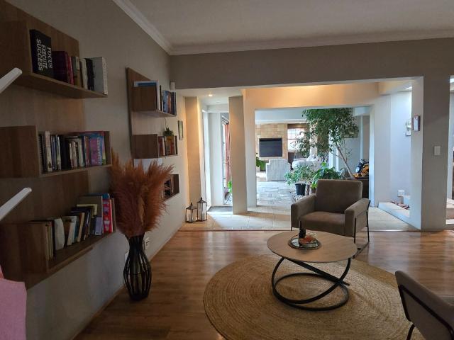 3 Bedroom House For Sale in Glen Marais