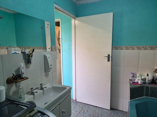 3 Bedroom House For Sale in Grassy Park