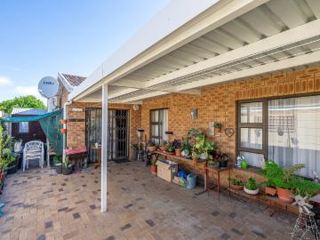 3 Bedroom House For Sale in De Oude Spruit