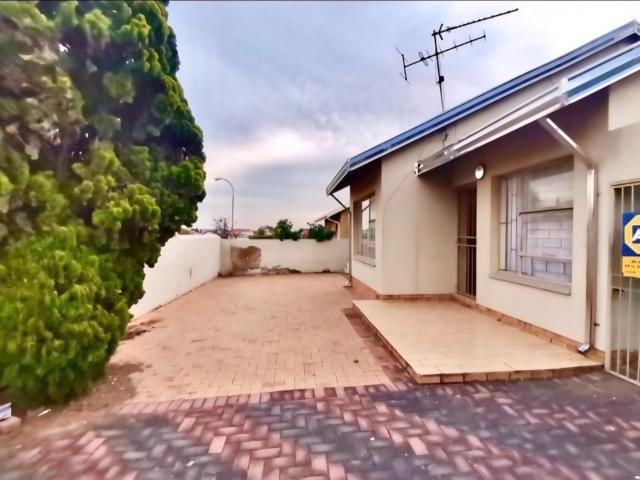 3 Bedroom House For Sale in Ennerdale South