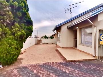 3 Bedroom House For Sale in Ennerdale South