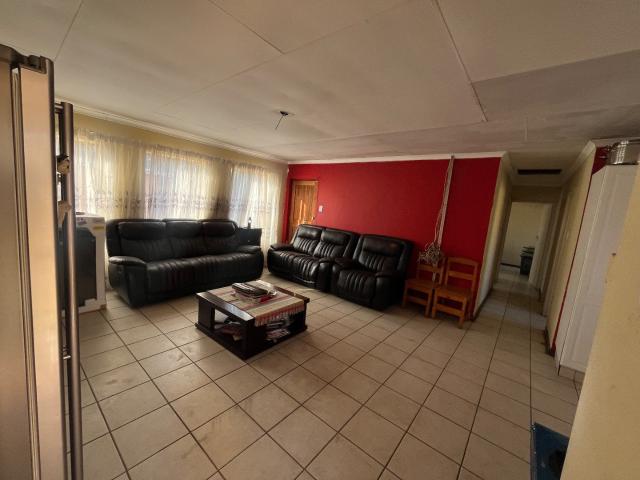 3 Bedroom House For Sale in Esther Park