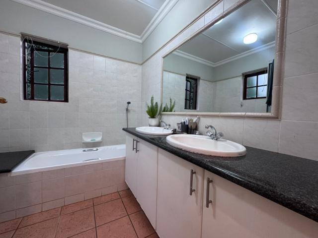 3 Bedroom House For Sale in Faerie Glen
