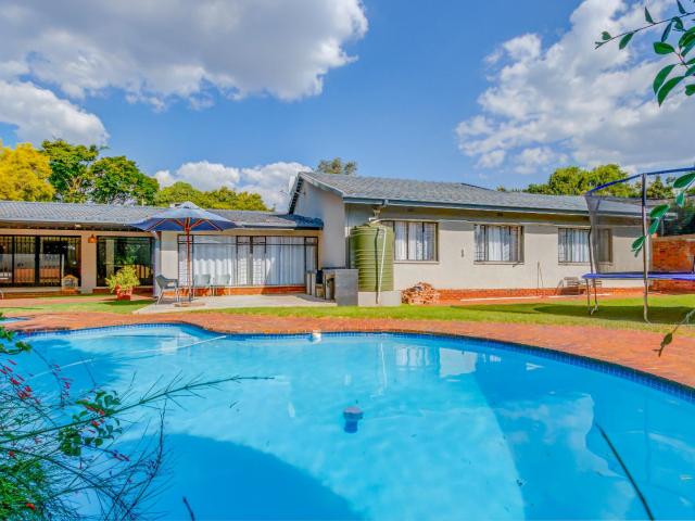 3 Bedroom House For Sale in Fairland