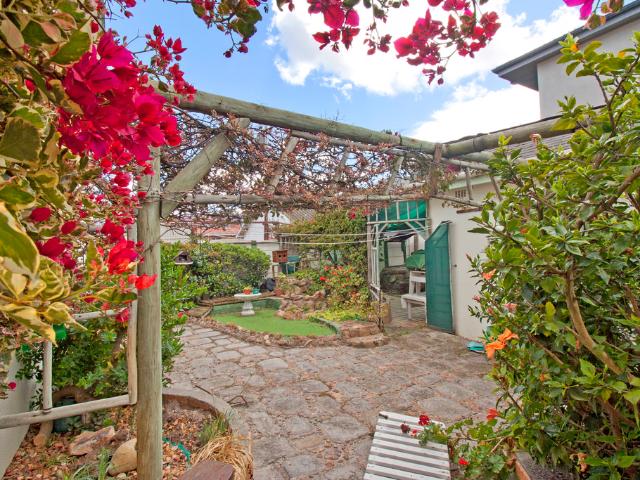 3 Bedroom House For Sale in Fish Hoek