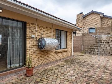 3 Bedroom House For Sale in Fraaiuitsig