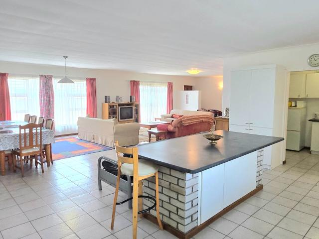 3 Bedroom House For Sale in Franskraal