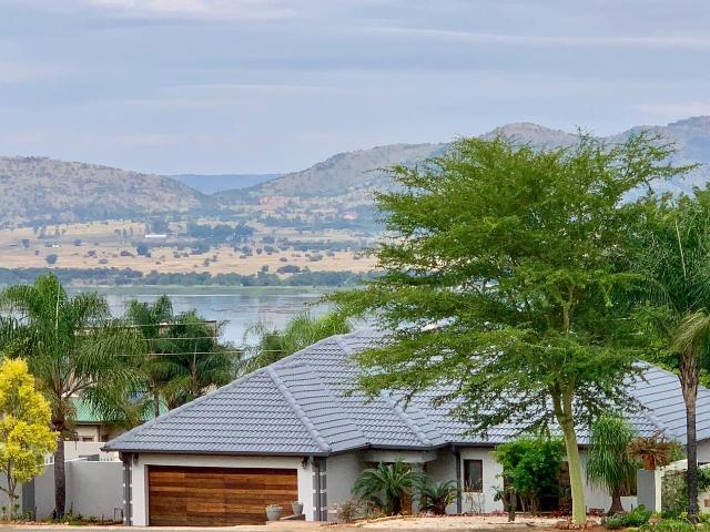 3 Bedroom House For Sale in Kosmos Ridge