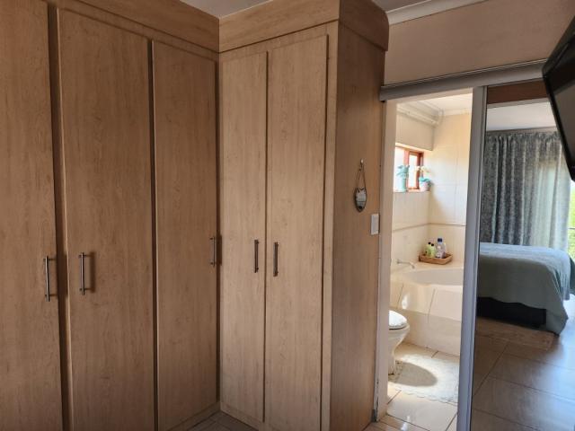 3 Bedroom House For Sale in Kosmos Ridge