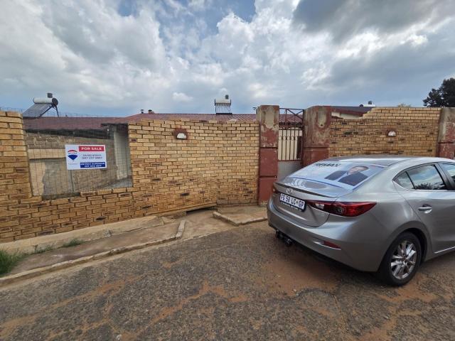 3 Bedroom House For Sale in Klipspruit West