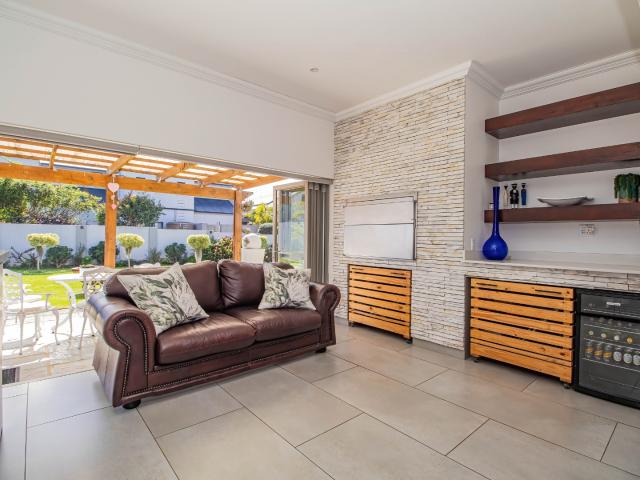 3 Bedroom House For Sale in Kraaibosch Manor
