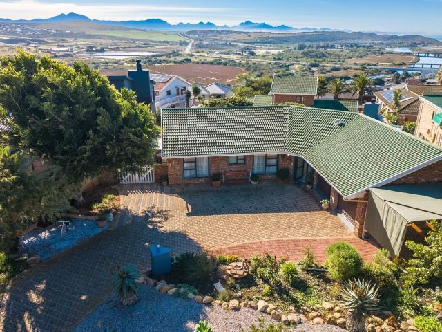 3 Bedroom House For Sale in Hartenbos Heuwels