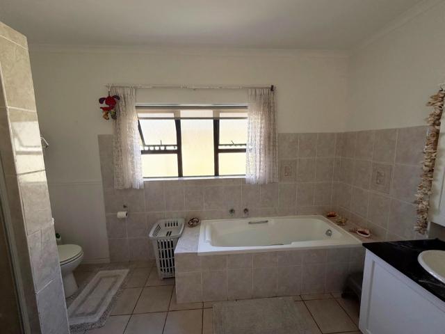 3 Bedroom House For Sale in Heuningkloof