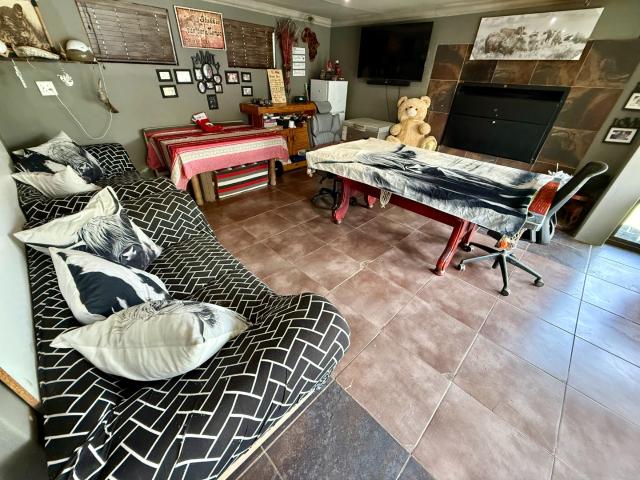 3 Bedroom House For Sale in Heuweloord