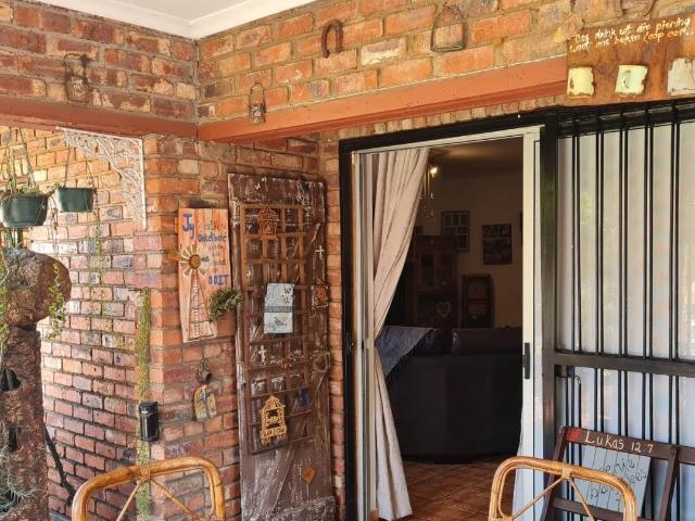 3 Bedroom House For Sale in Oos Einde