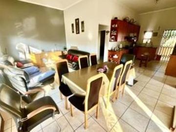 3 Bedroom House For Sale in Oakdene