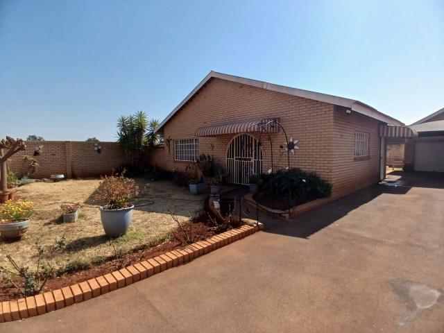 3 Bedroom House For Sale in Oberholzer
