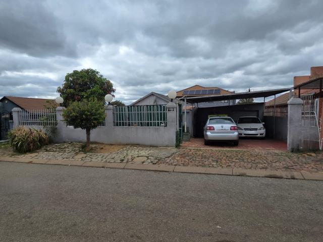 3 Bedroom House For Sale in Lotus Gardens