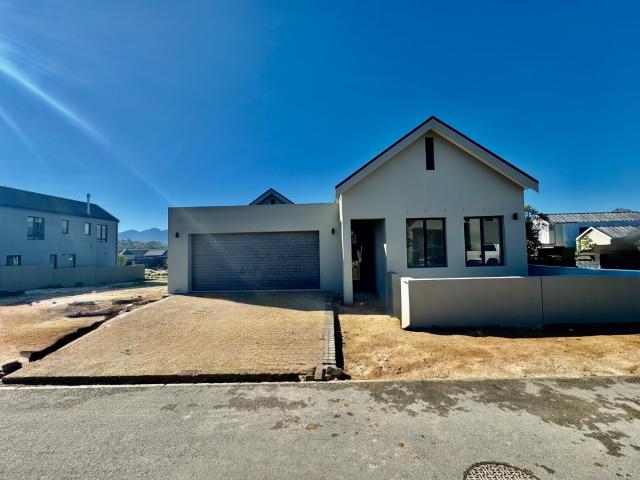 3 Bedroom House For Sale in Longlands Estate