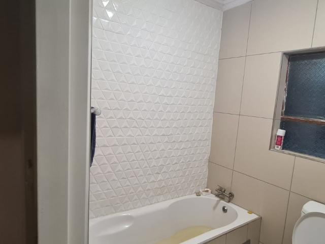 3 Bedroom House For Sale in Lakeside Estates